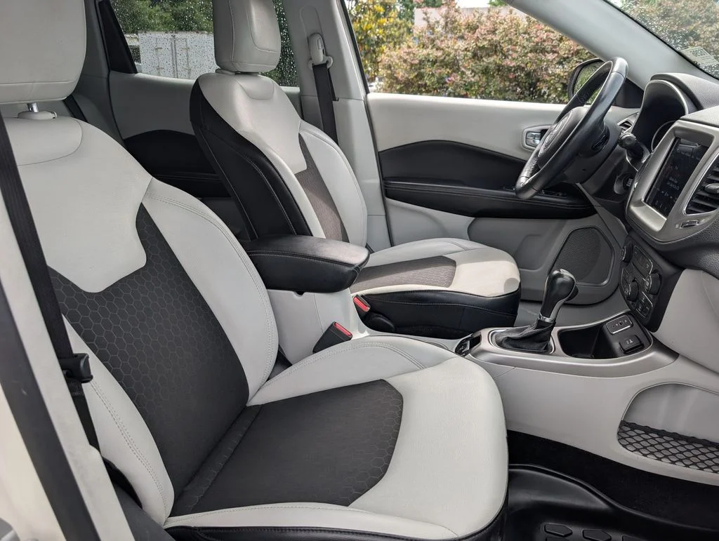 Used 2018 White Jeep Latitude image 24
