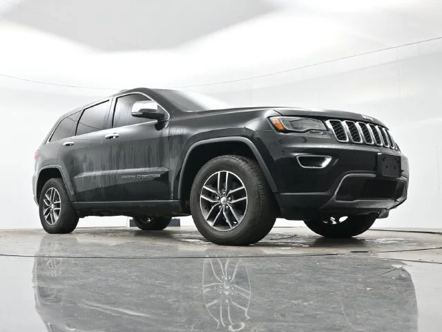 Used 2017 Diamond Black Crystal Pearlcoat Jeep Limited image 9