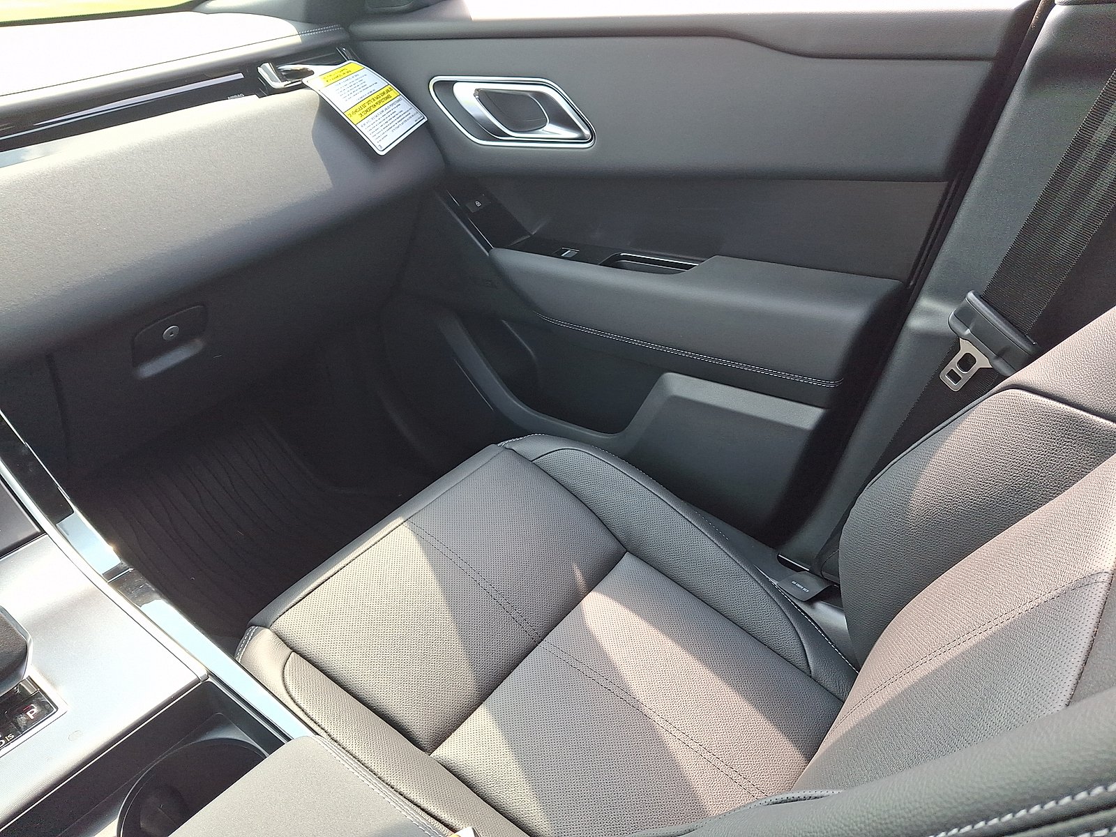 New 2026 Santorini Black Metallic - 1AG Land Rover Belgravia Edition image 4