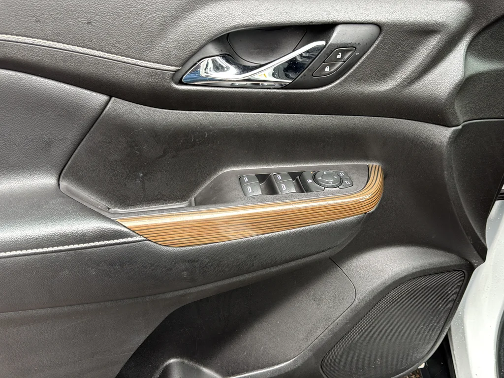 Used 2020 White GMC SLE image 24