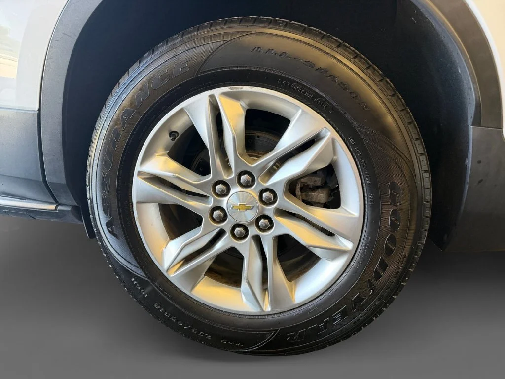 Used 2019 SUMMIT WHITE Chevrolet  image 17