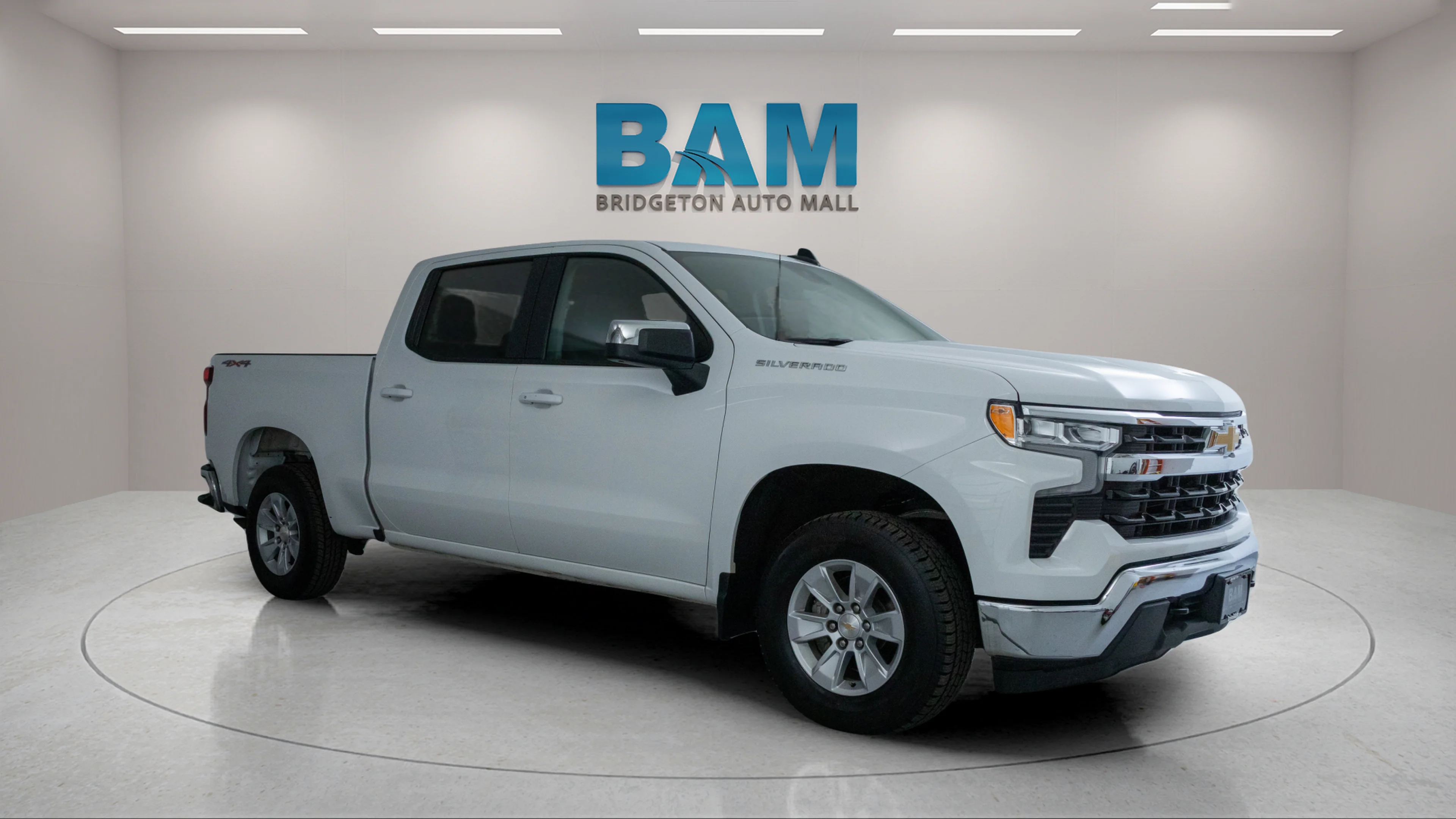 Used 2025 Summit White Chevrolet LT image 1