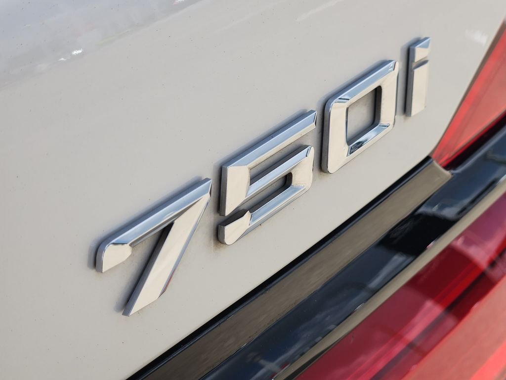 Used 2019 White Metallic BMW 750i image 12