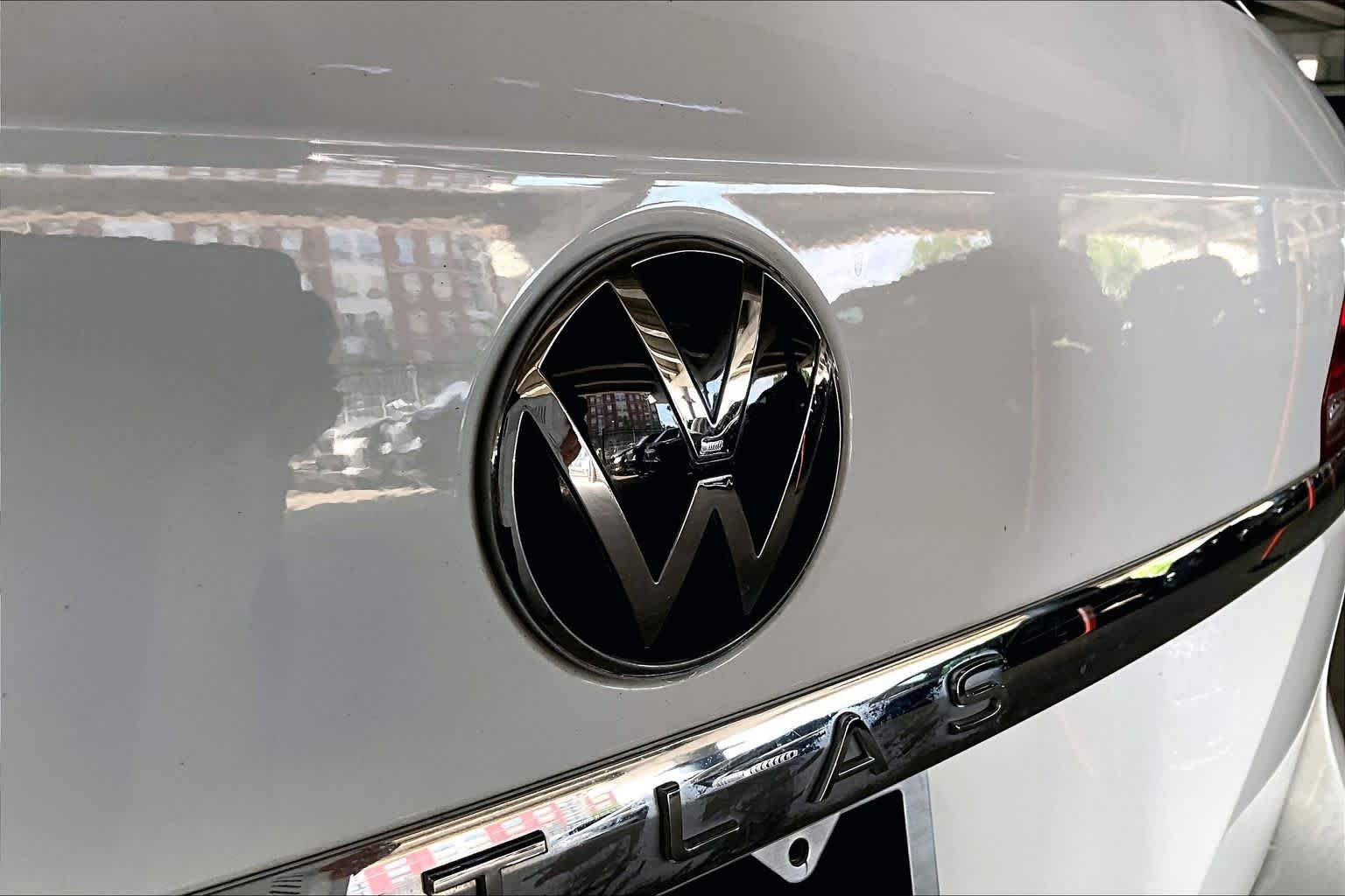 Used 2022 Pure White Volkswagen 3.6L V6 SE w/Technology image 30