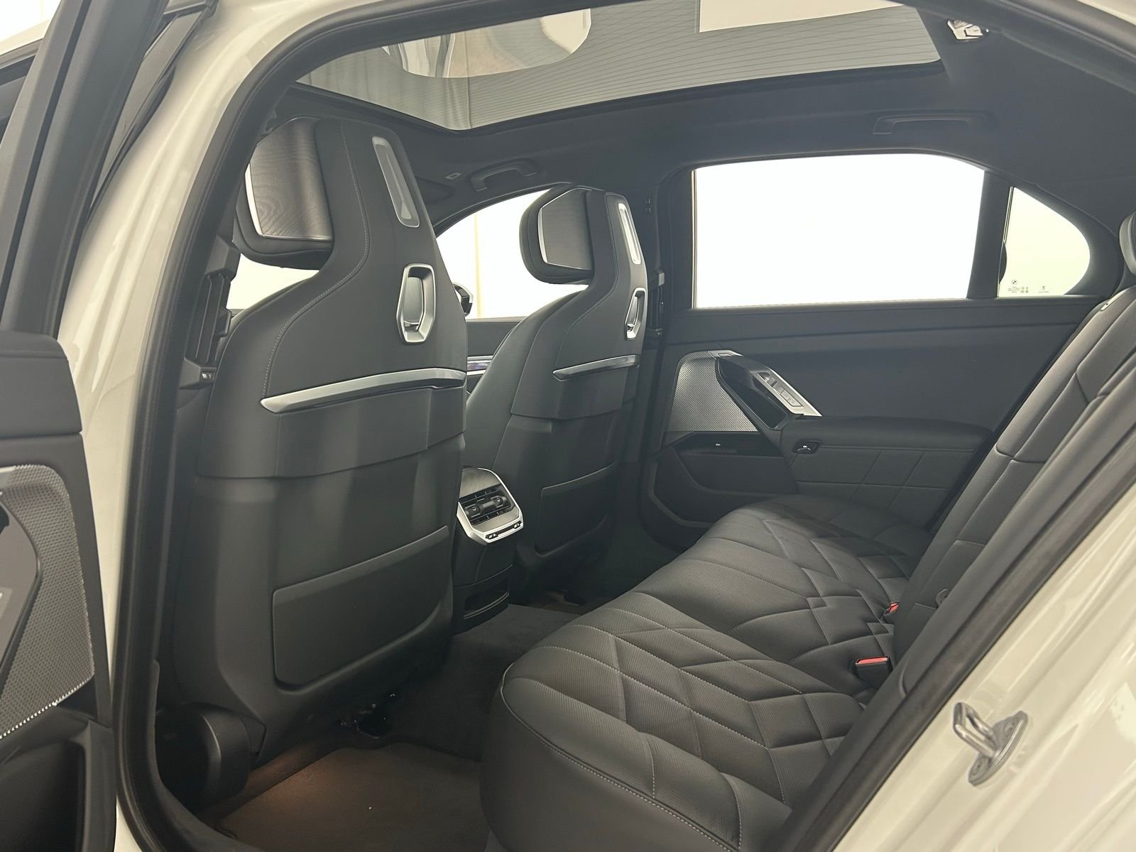 2025 BMW 7 Series 760i - Photo 33