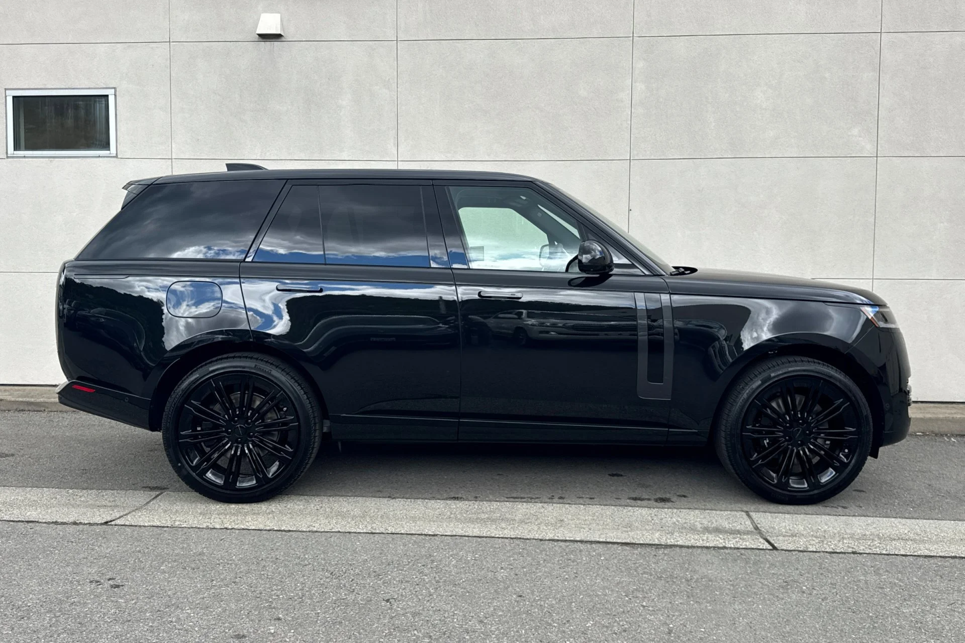 New 2026 SANTORINI BLACK Land Rover SE image 8