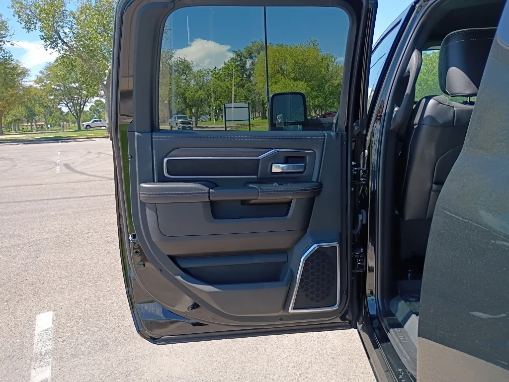 New 2026 Diamond Black Crystal Pearl-Coat Exterior Paint RAM Laramie image 18