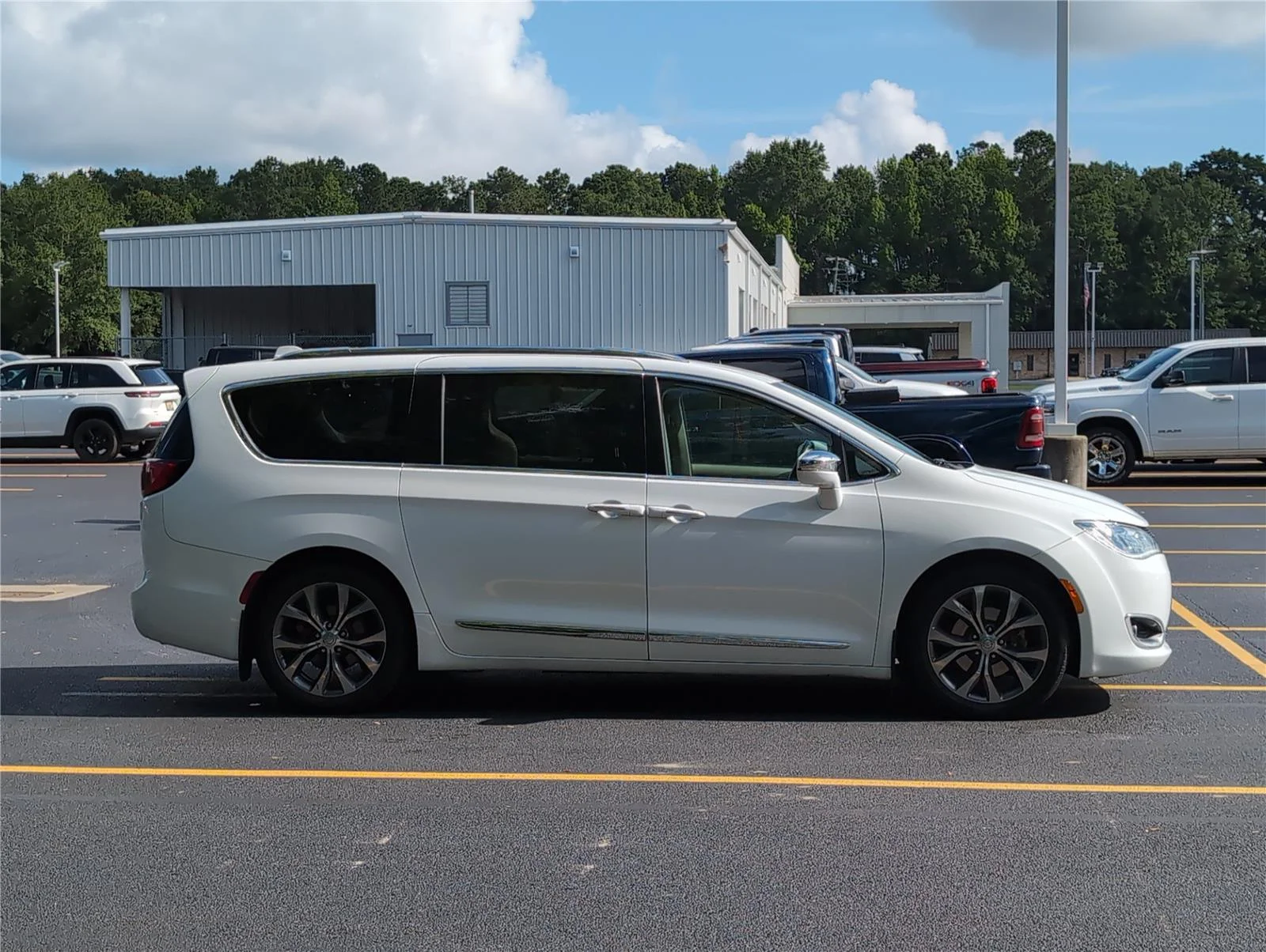 Used 2018 Bright White Clearcoat Chrysler Limited image 8