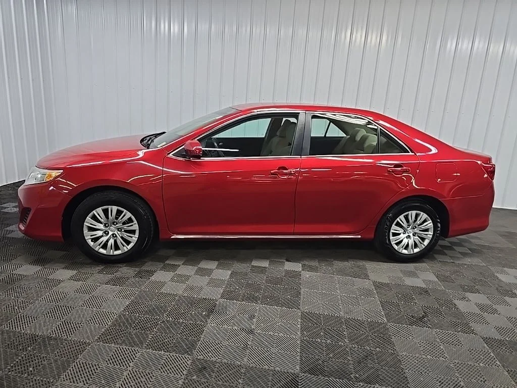 Used 2013 Red Toyota LE image 5