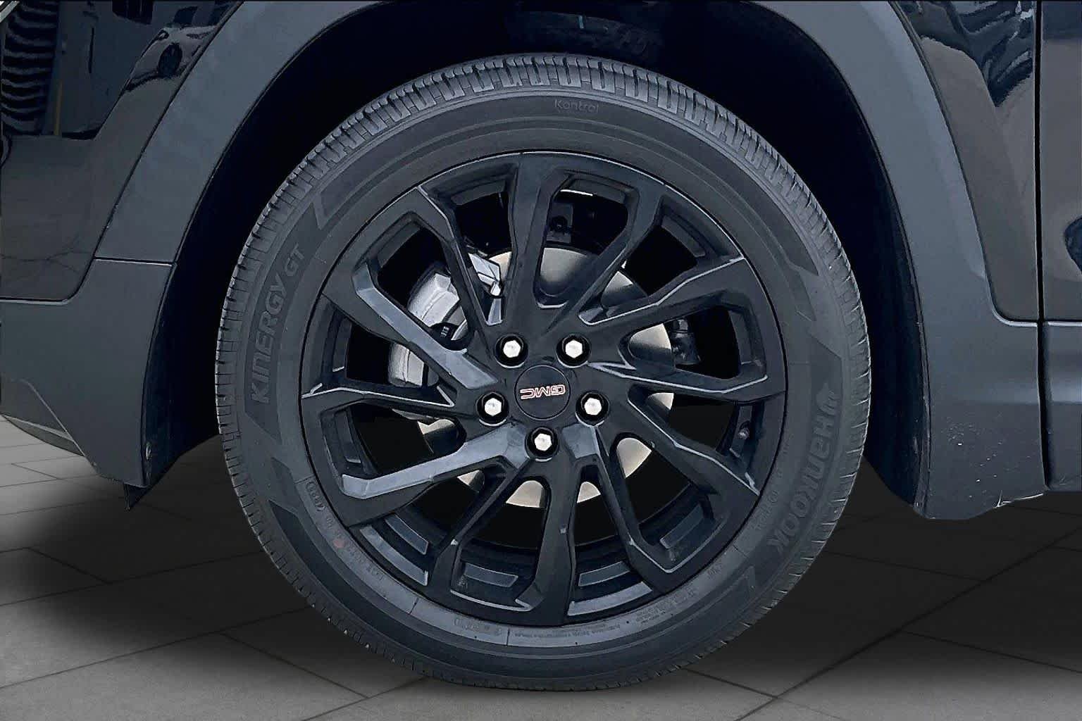 Used 2024 Ebony Twilight Metallic GMC SLE image 19