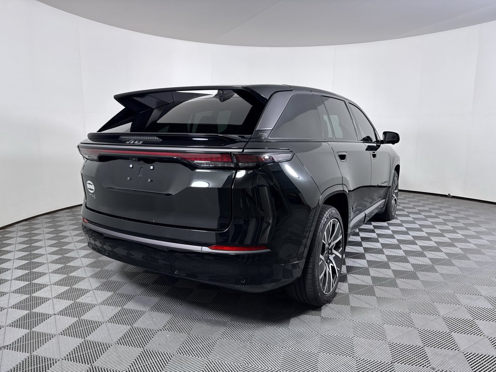Used 2025 Diamond Black Crystal Pearlcoat Jeep Limited image 23