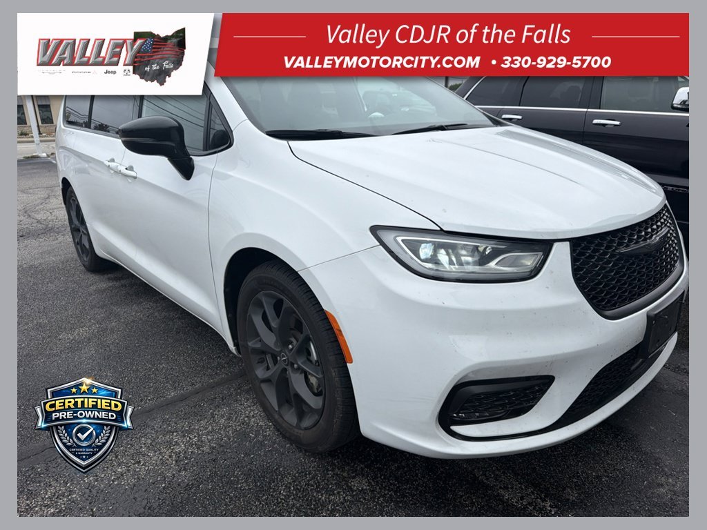 Used 2025 White Chrysler Limited image 1