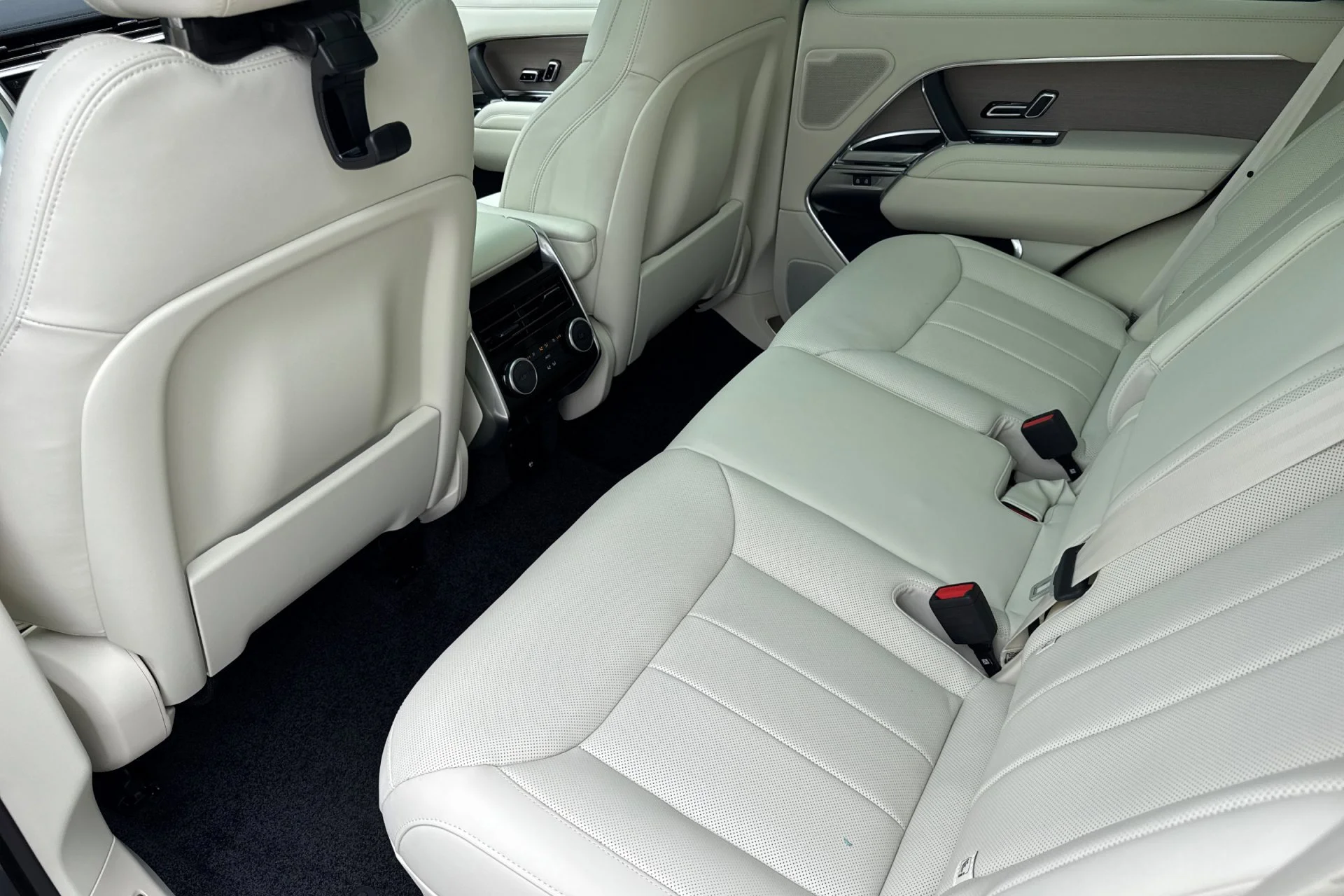 New 2026 Belgravia Green Land Rover SE image 4