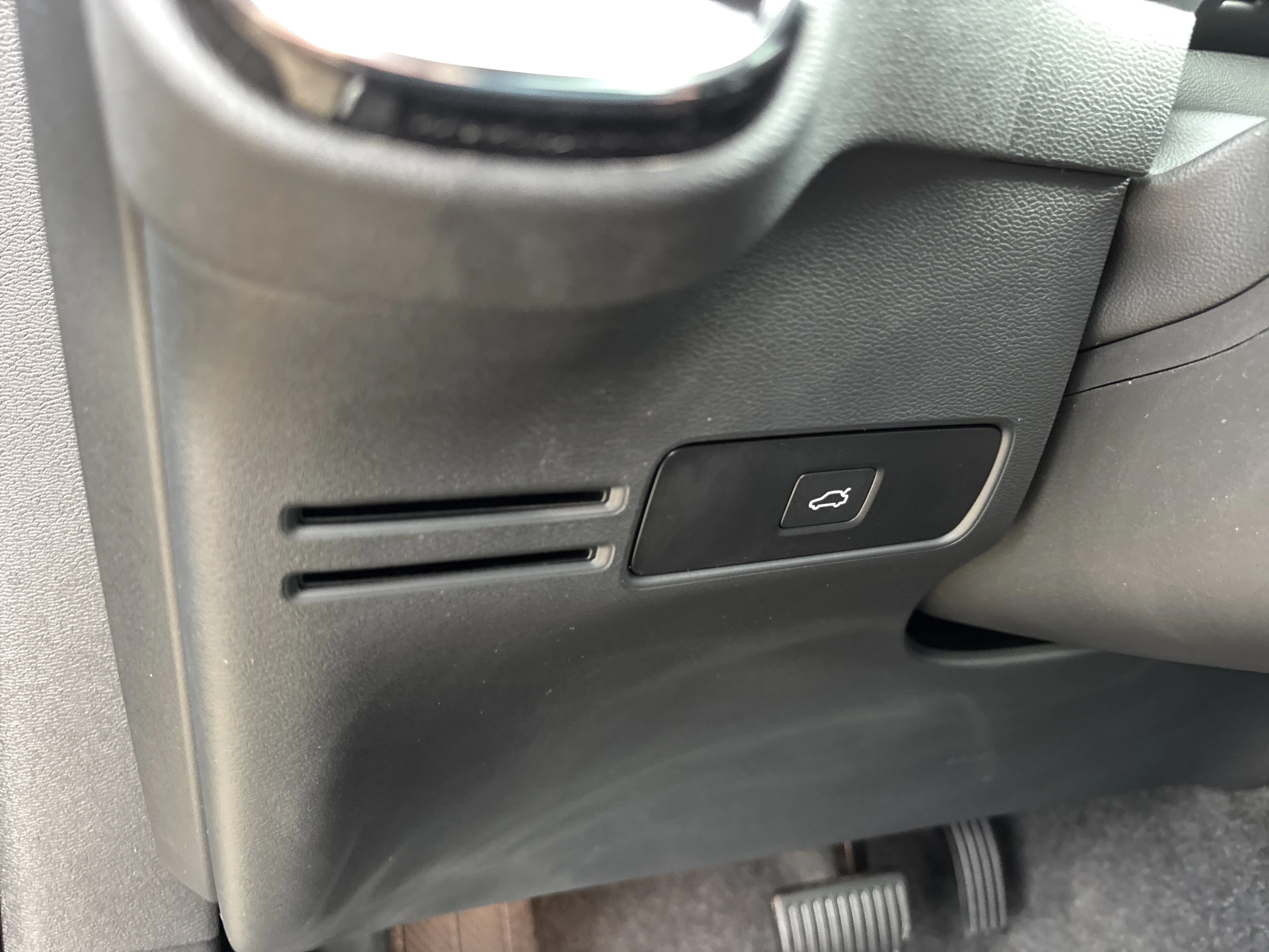 Used 2024 Onyx Black Metallic Volvo B5 AWD Plus Bright Theme image 23