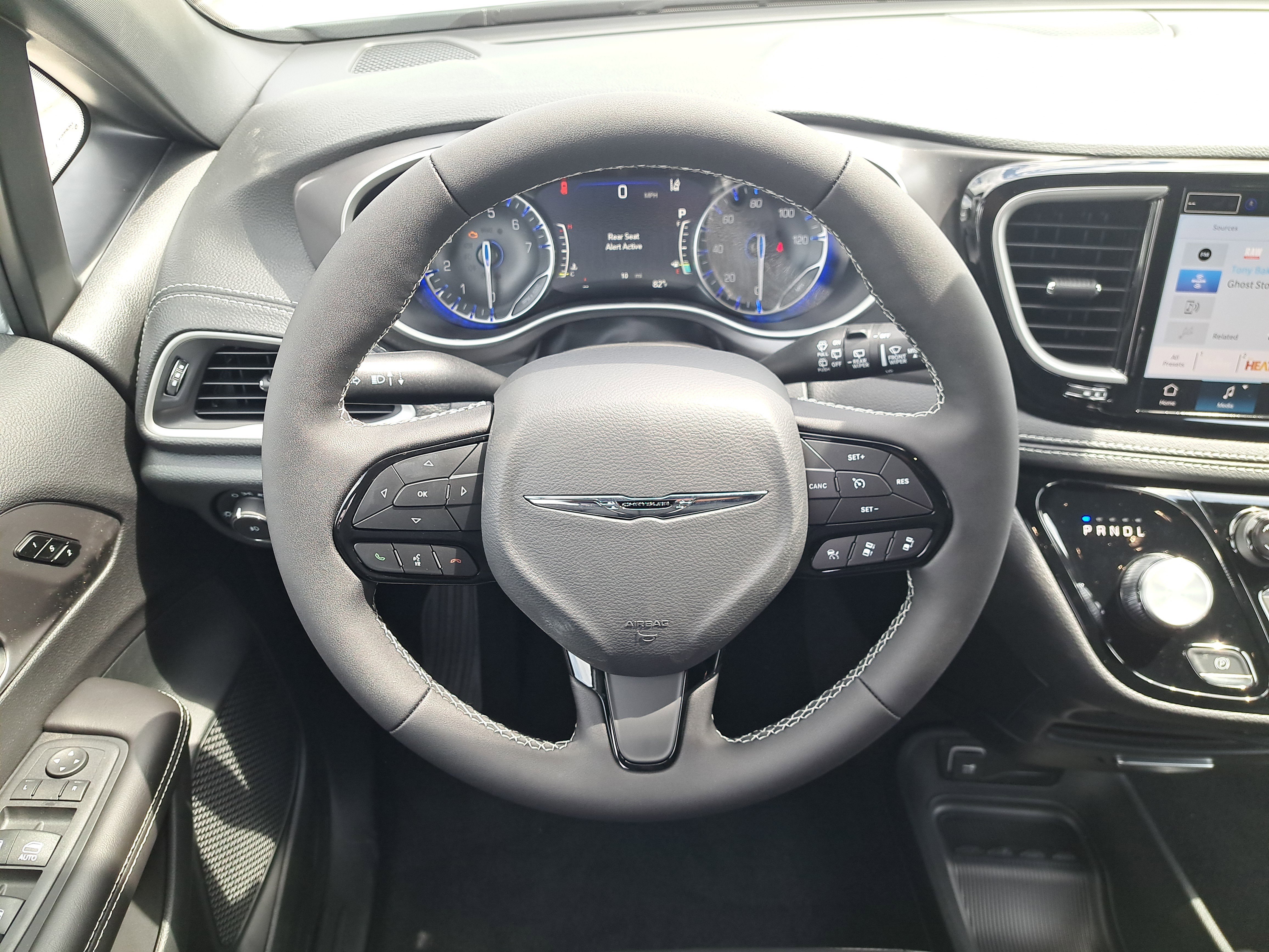 New 2026 Bright White Clear-Coat Exterior Paint Chrysler Select image 11
