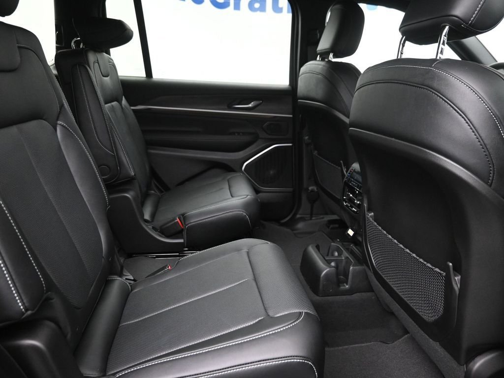 New 2026 Diamond Black Crystal Pearl-Coat Exterior Paint Jeep Limited Reserve image 10