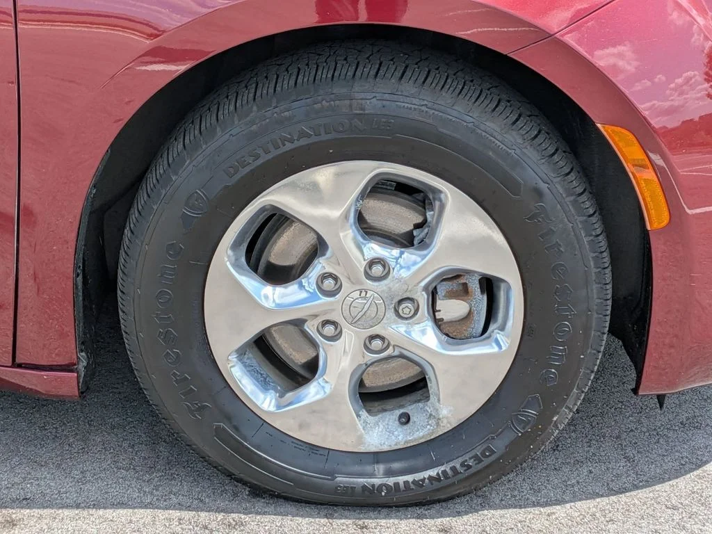Used 2018 Red Chrysler Limited image 9