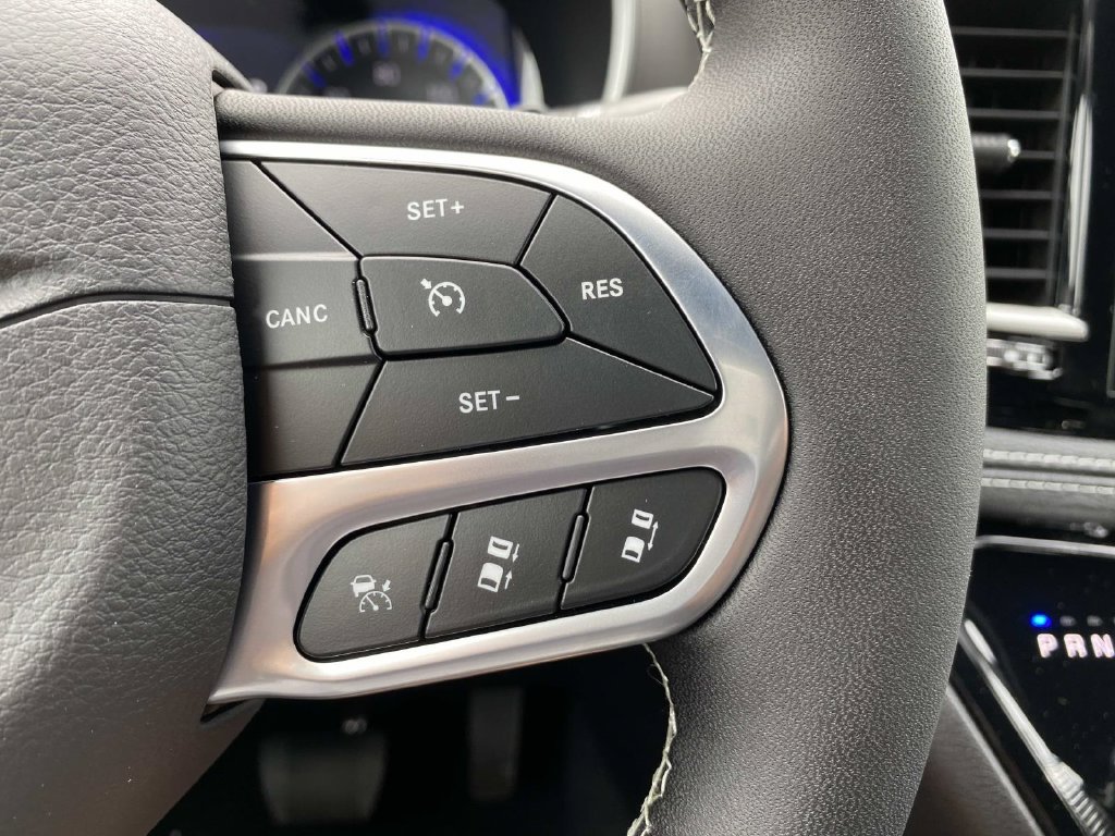 New 2027 Bright White Clear-Coat Paint Chrysler Select image 14