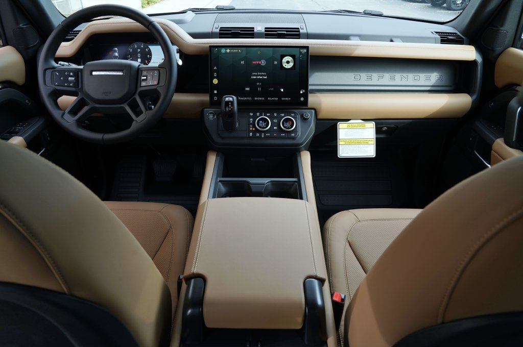 New 2026 Santorini Black Land Rover X-Dynamic SE image 9