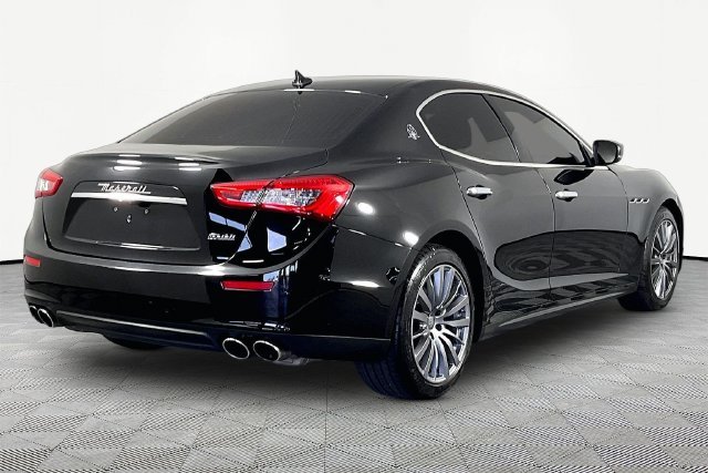 Used 2017  Maserati Base image 6