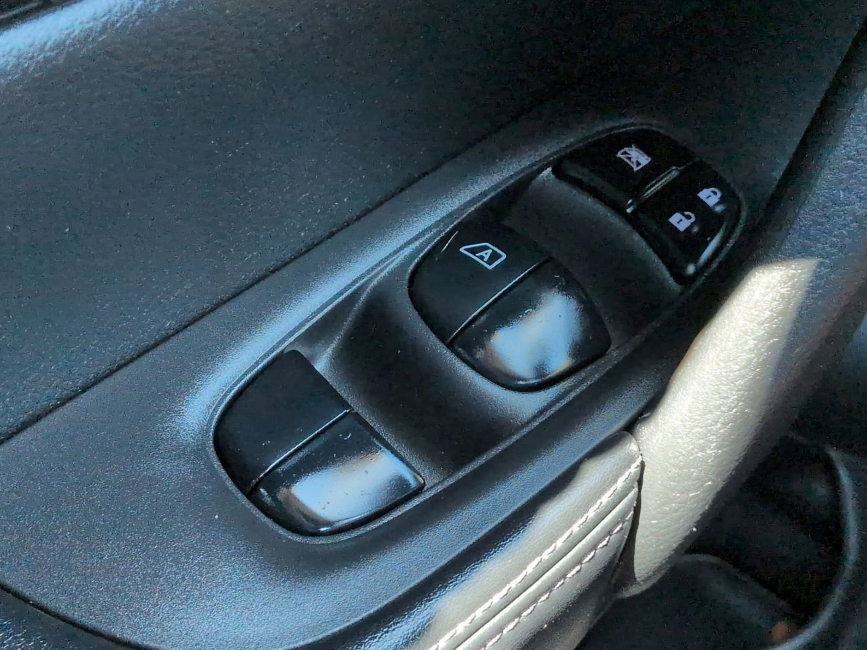 Used 2020 Magnetic Black Pearl Nissan SV image 29