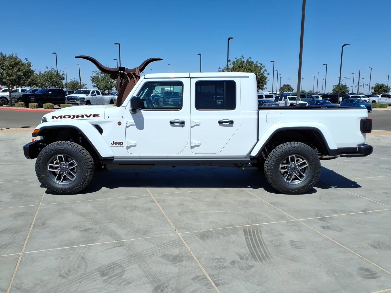 New 2026 Bright White Clear-Coat Exterior Paint Jeep Mojave X image 3