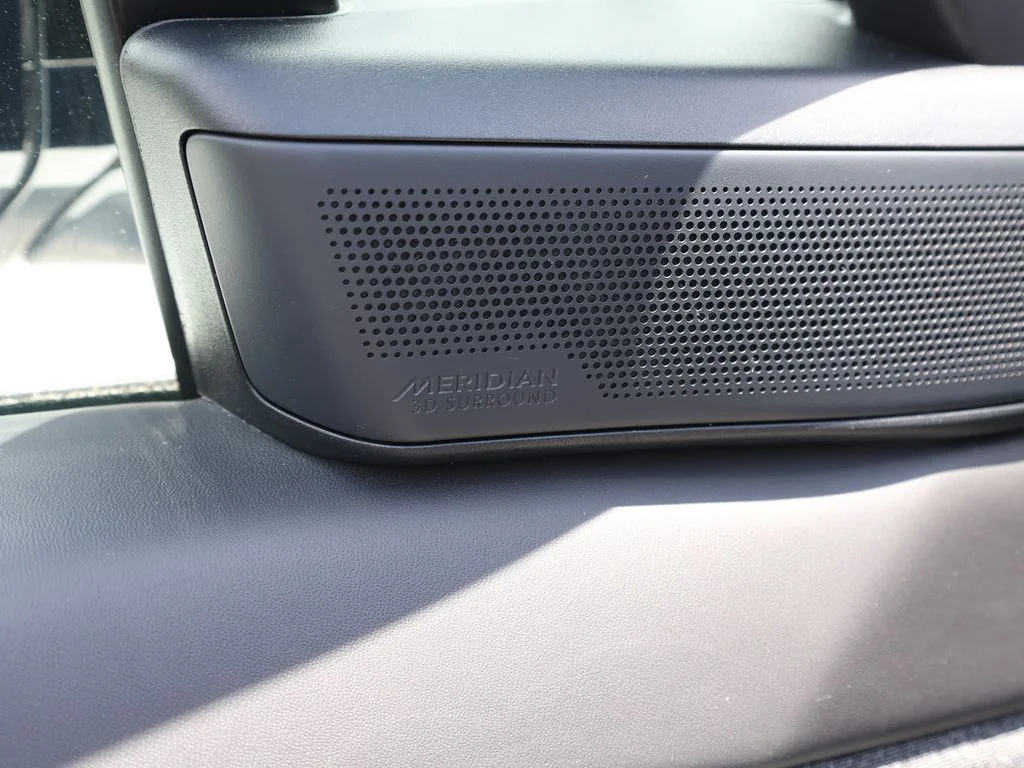 Used 2023 White Land Rover SE Dynamic image 15