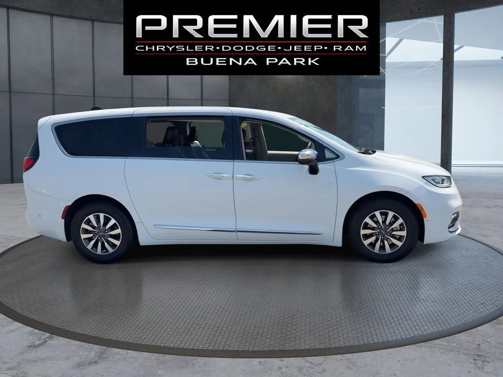 Used 2023 White Chrysler Limited image 9