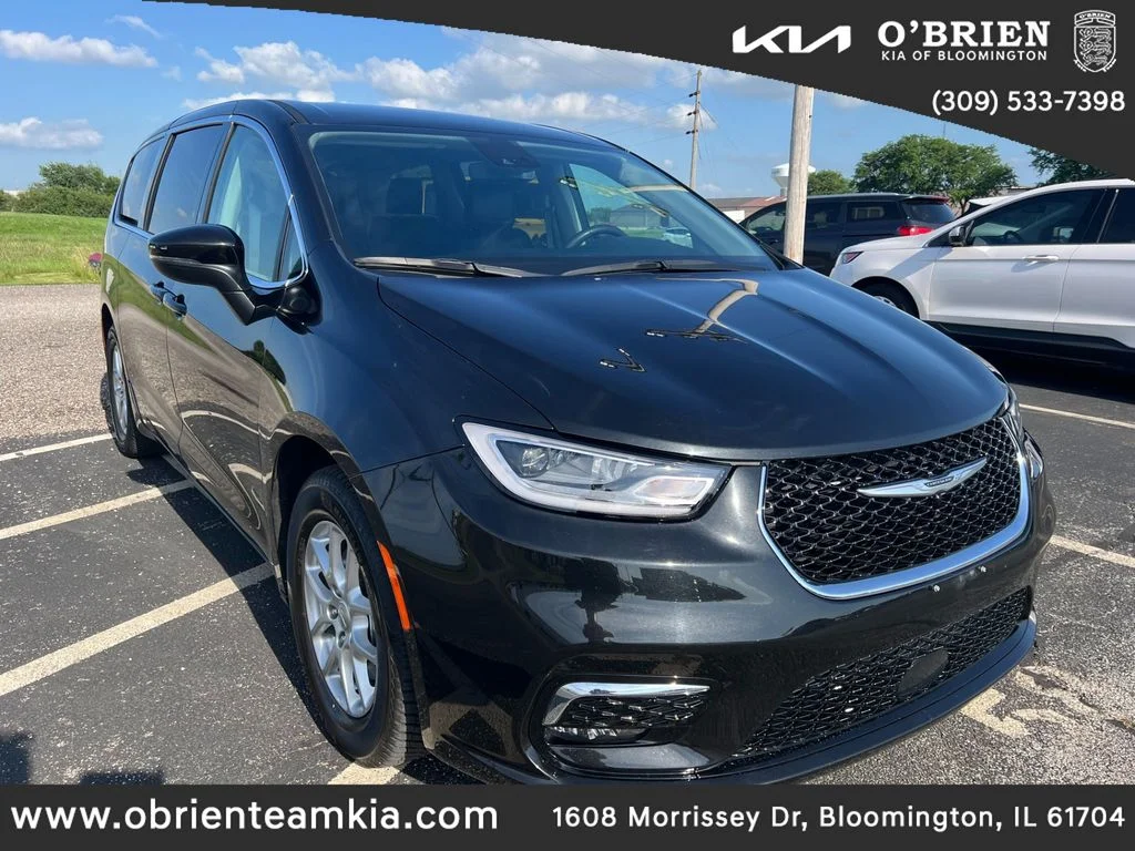 2023 Chrysler Pacifica Touring L's photo