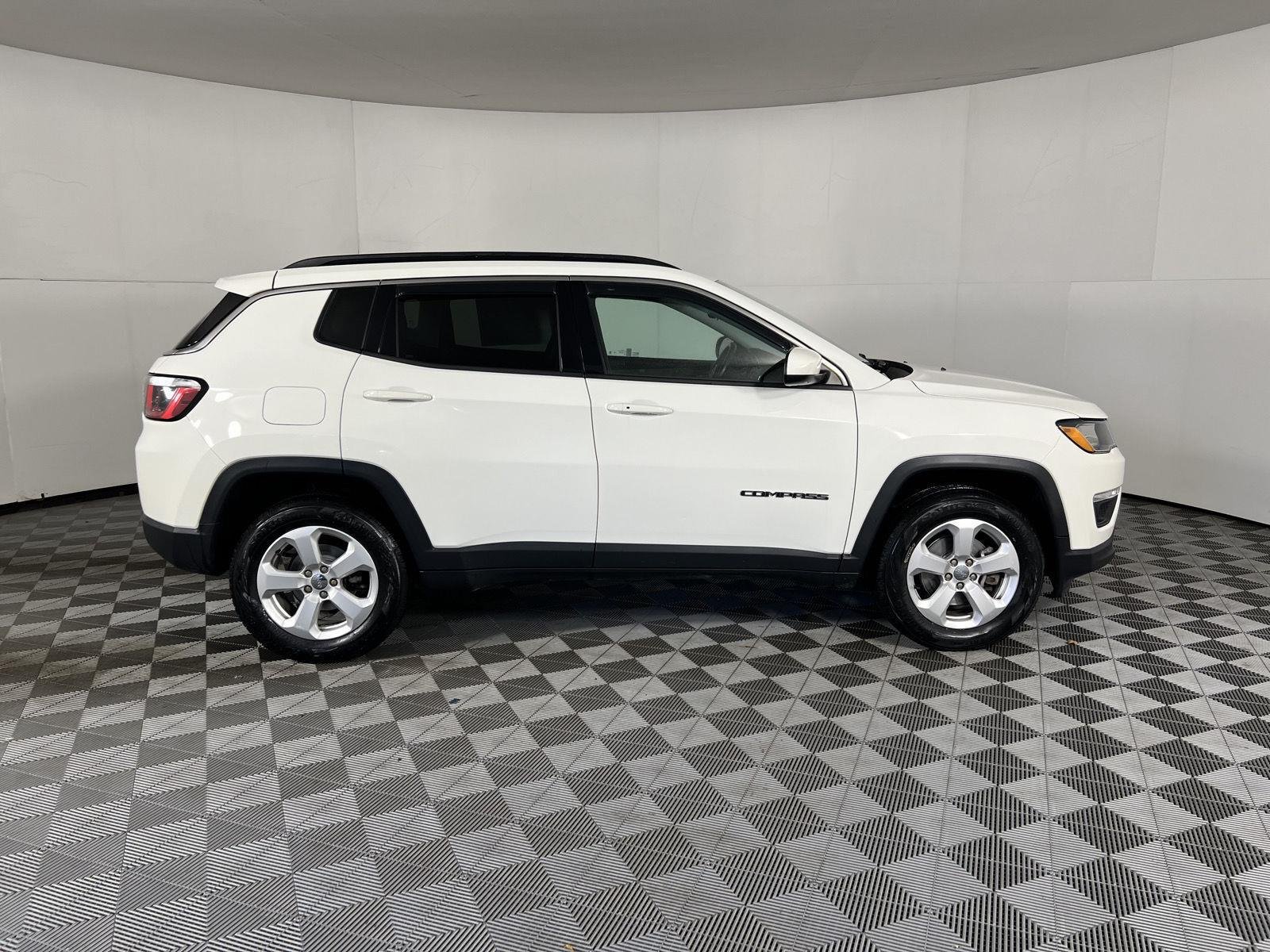 Used 2018 White Clearcoat Jeep Latitude image 13
