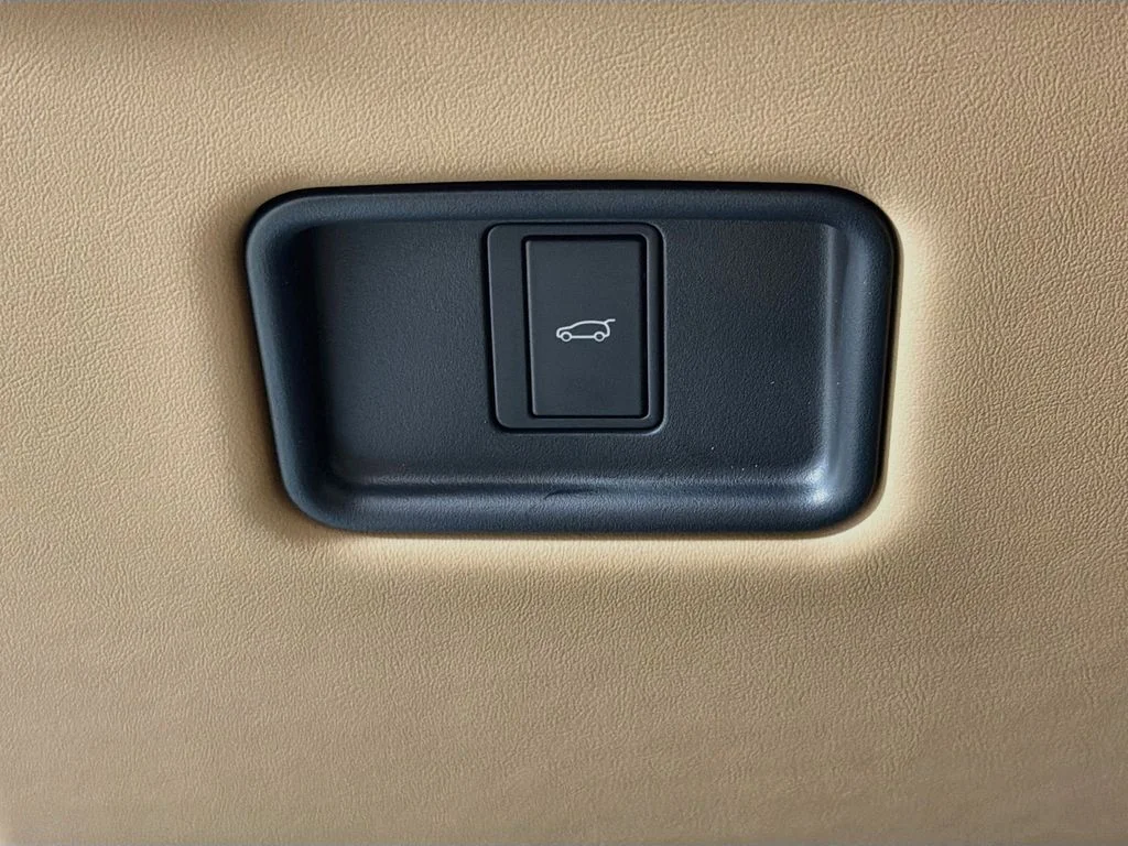 New 2026 Fuji White Land Rover SE image 10