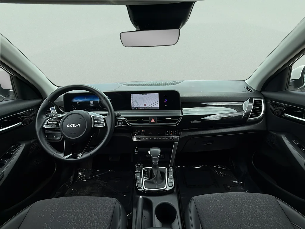 Used 2024 Snow White Pearl Kia S image 26
