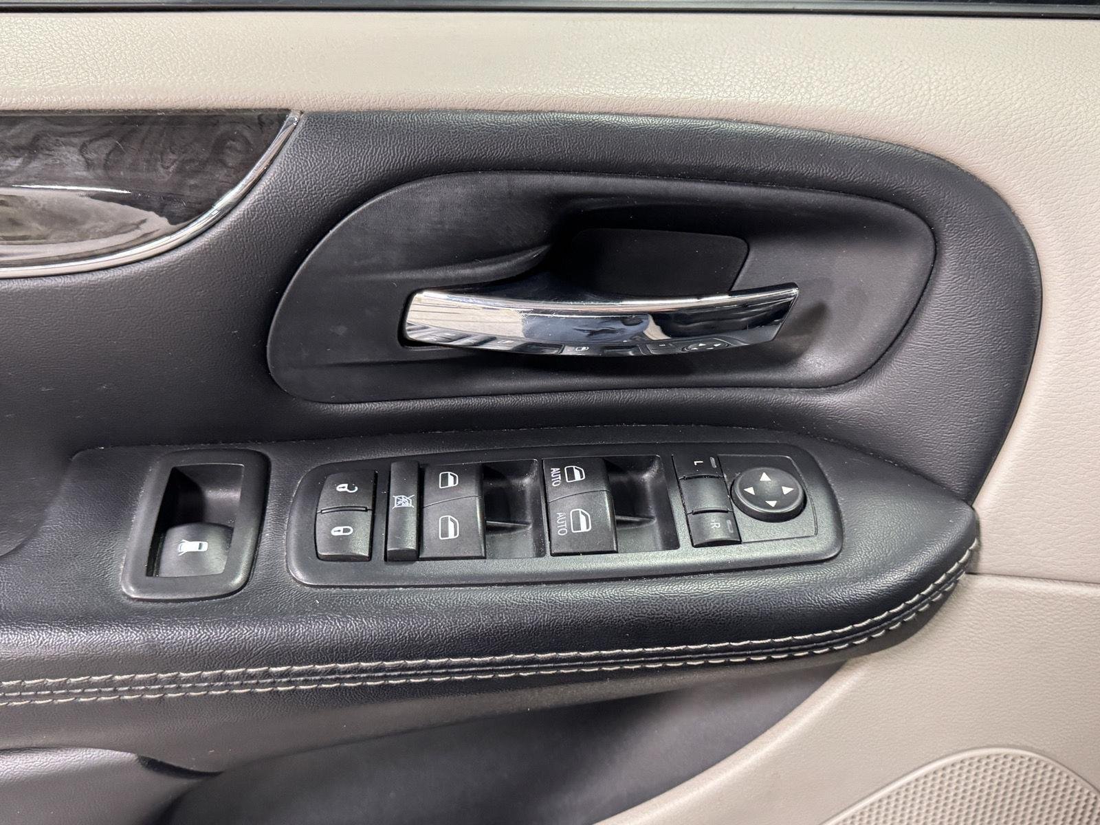 2016 Chrysler Town & Country Touring - Photo 23