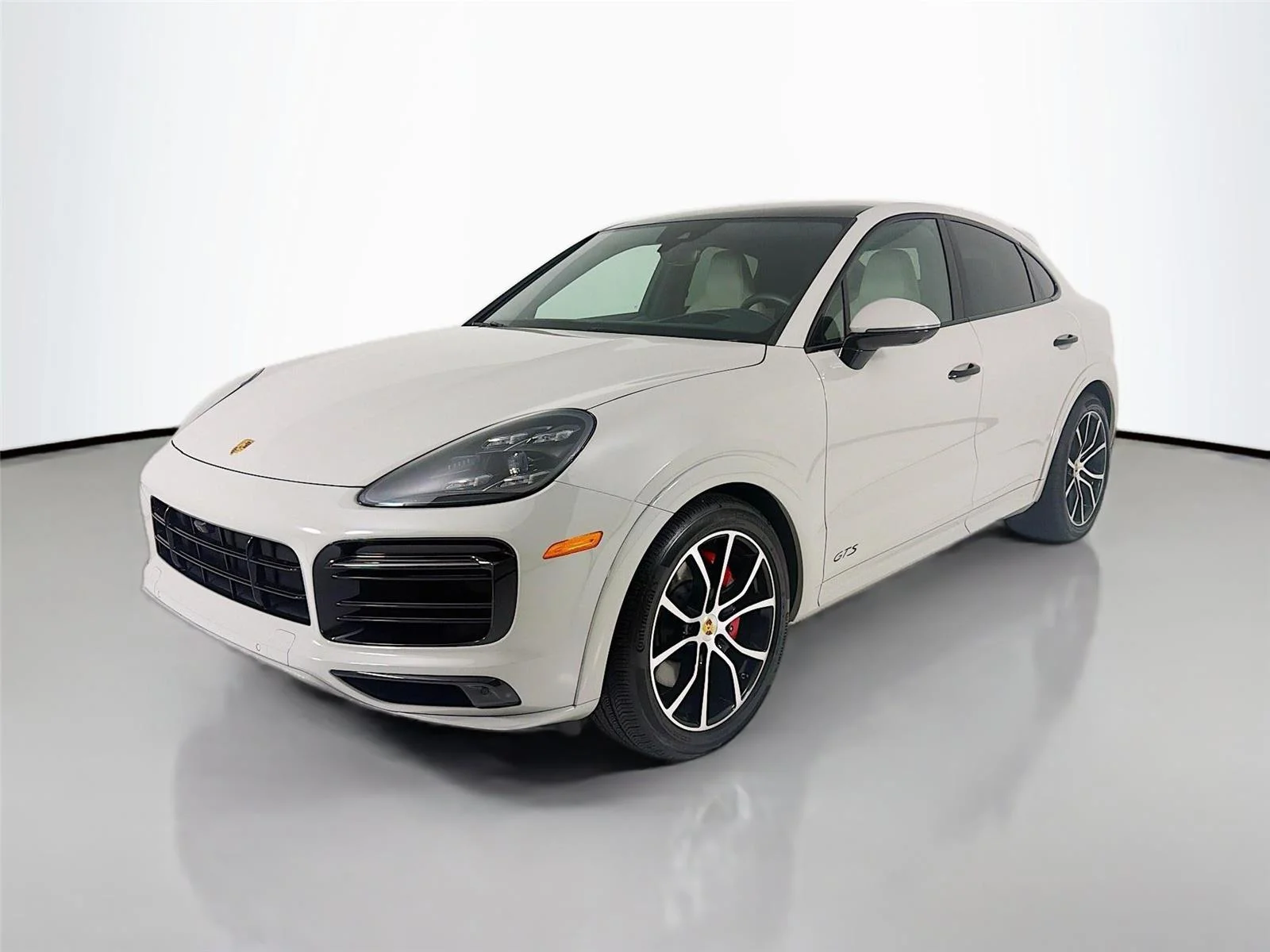 2023 Porsche Cayenne GTS's photo