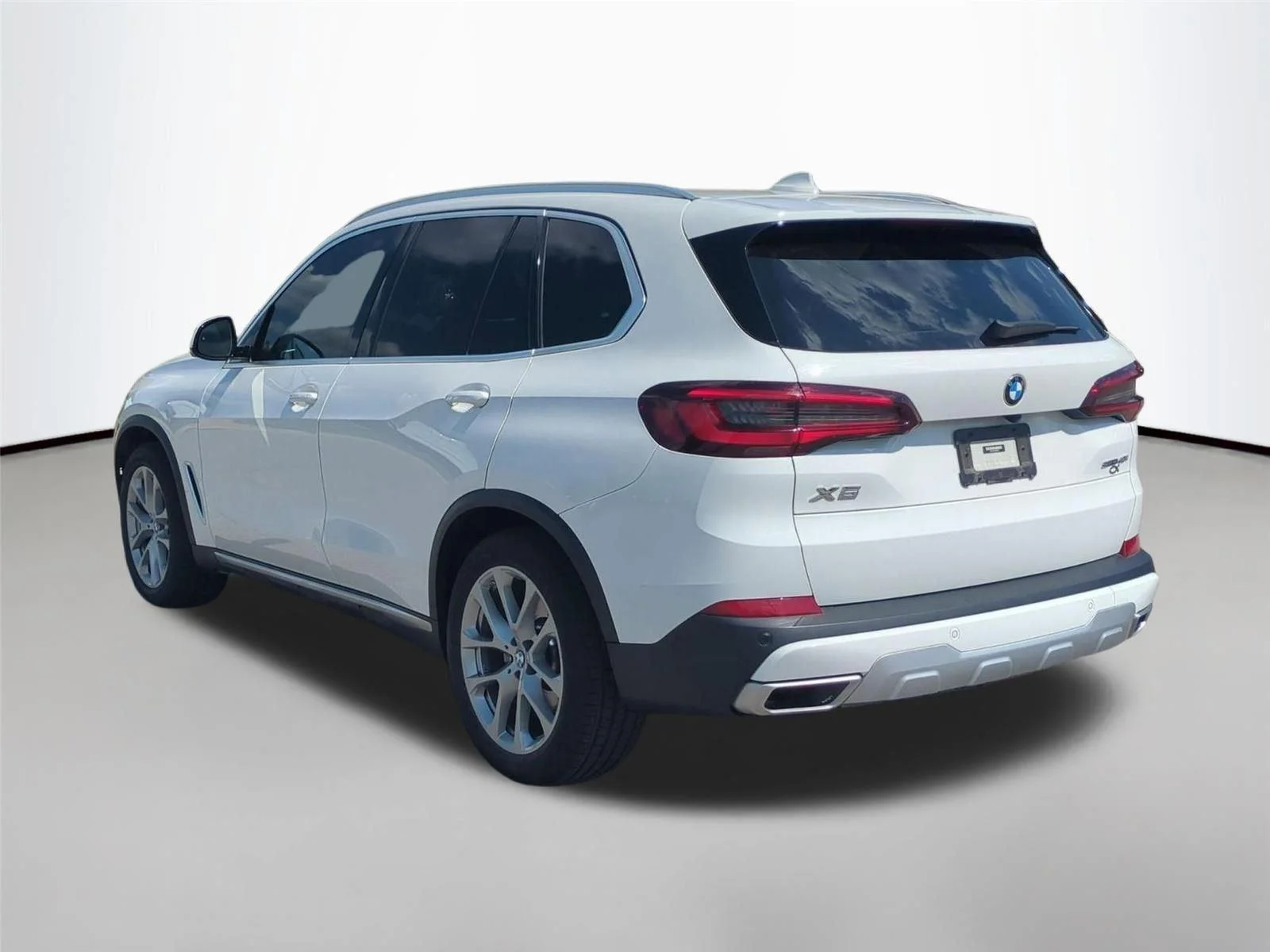 Used 2022 Alpine White BMW sDrive40i image 3