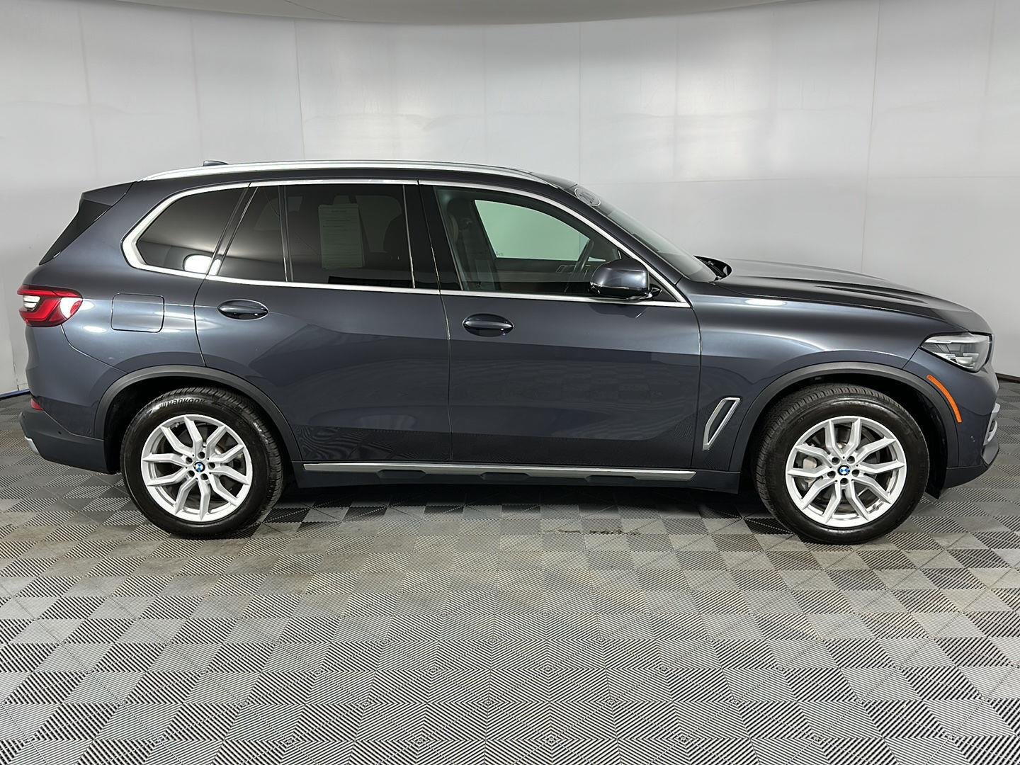 Used 2020 Arctic Gray Metallic BMW xDrive40i image 33
