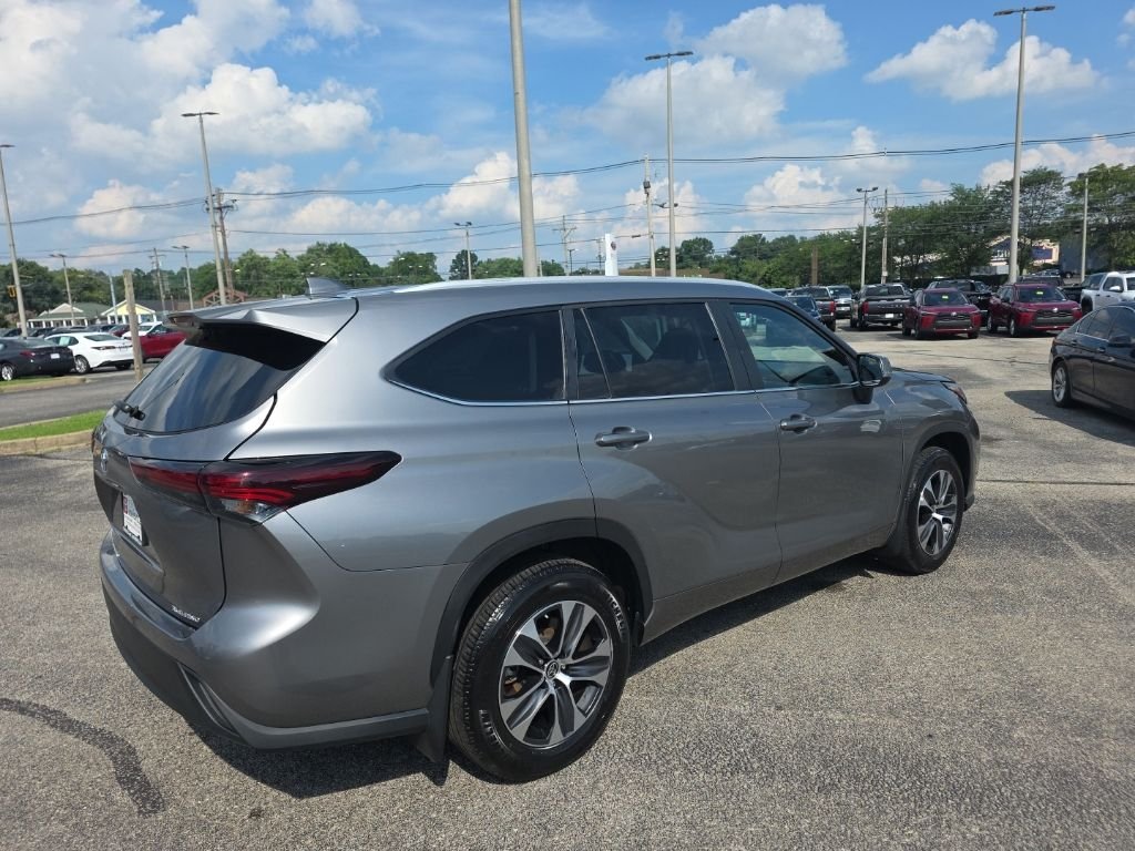Used 2025  Toyota XLE image 5