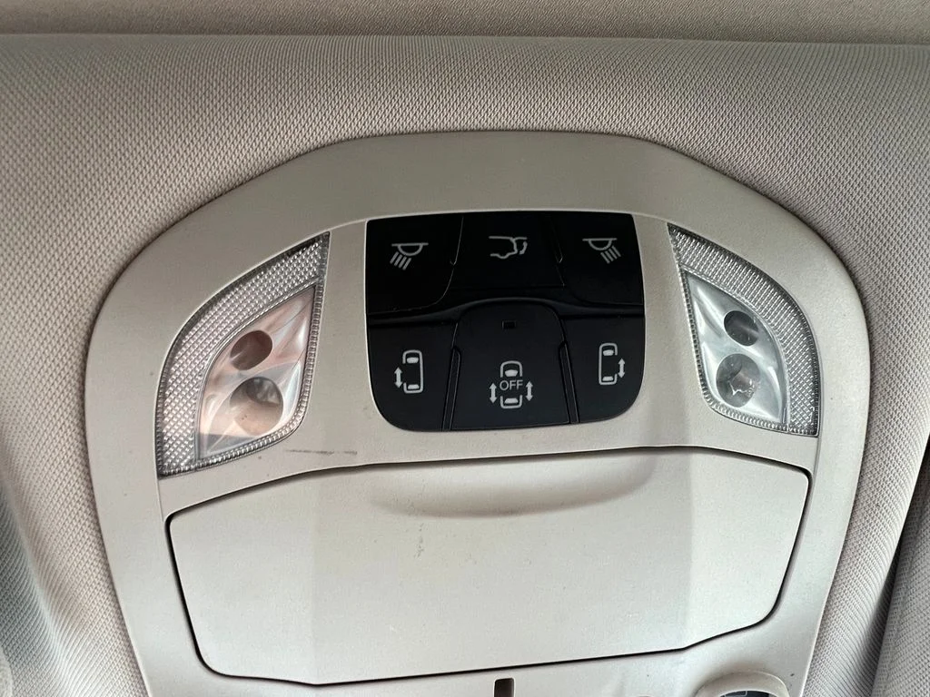 Used 2023 White Chrysler Limited image 33