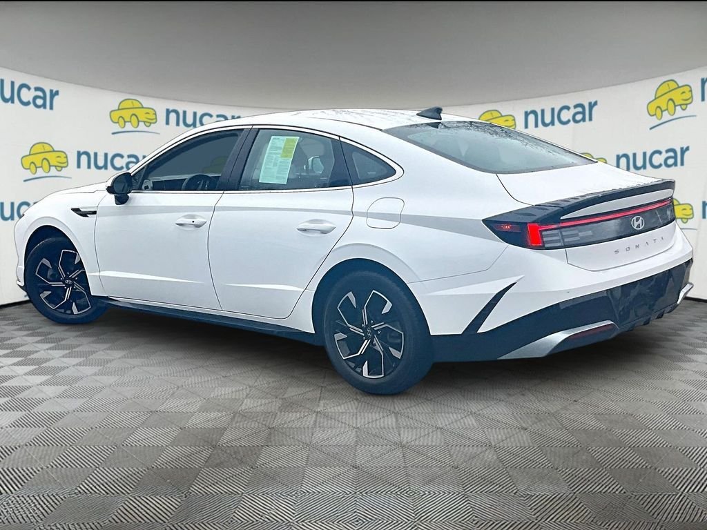 Used 2025 White Hyundai SEL image 4