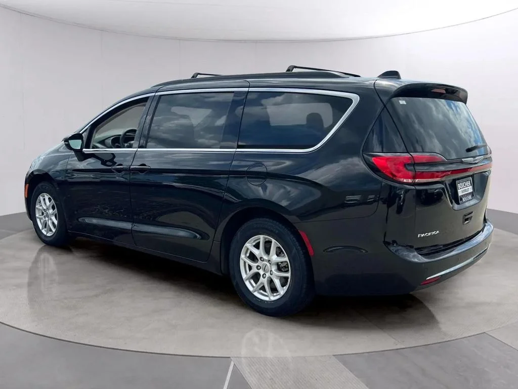 Used 2022 Brilliant Black Crystal Pearlcoat Chrysler Touring L image 4