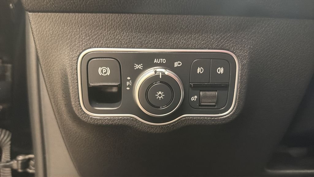 Used 2025 Black Mercedes-Benz GLB 250 image 17