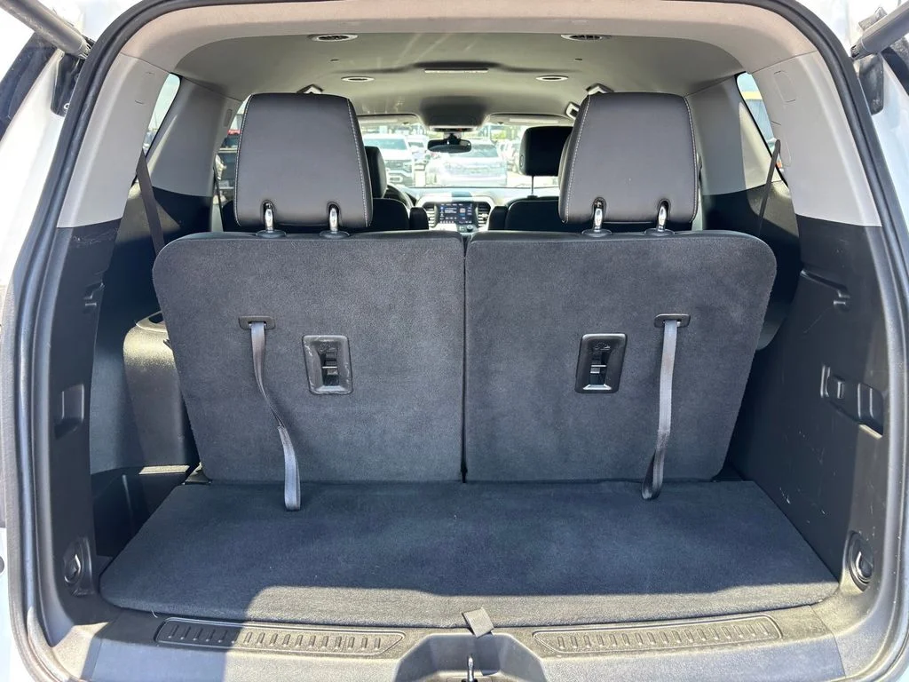 Used 2023 White GMC SLT image 30
