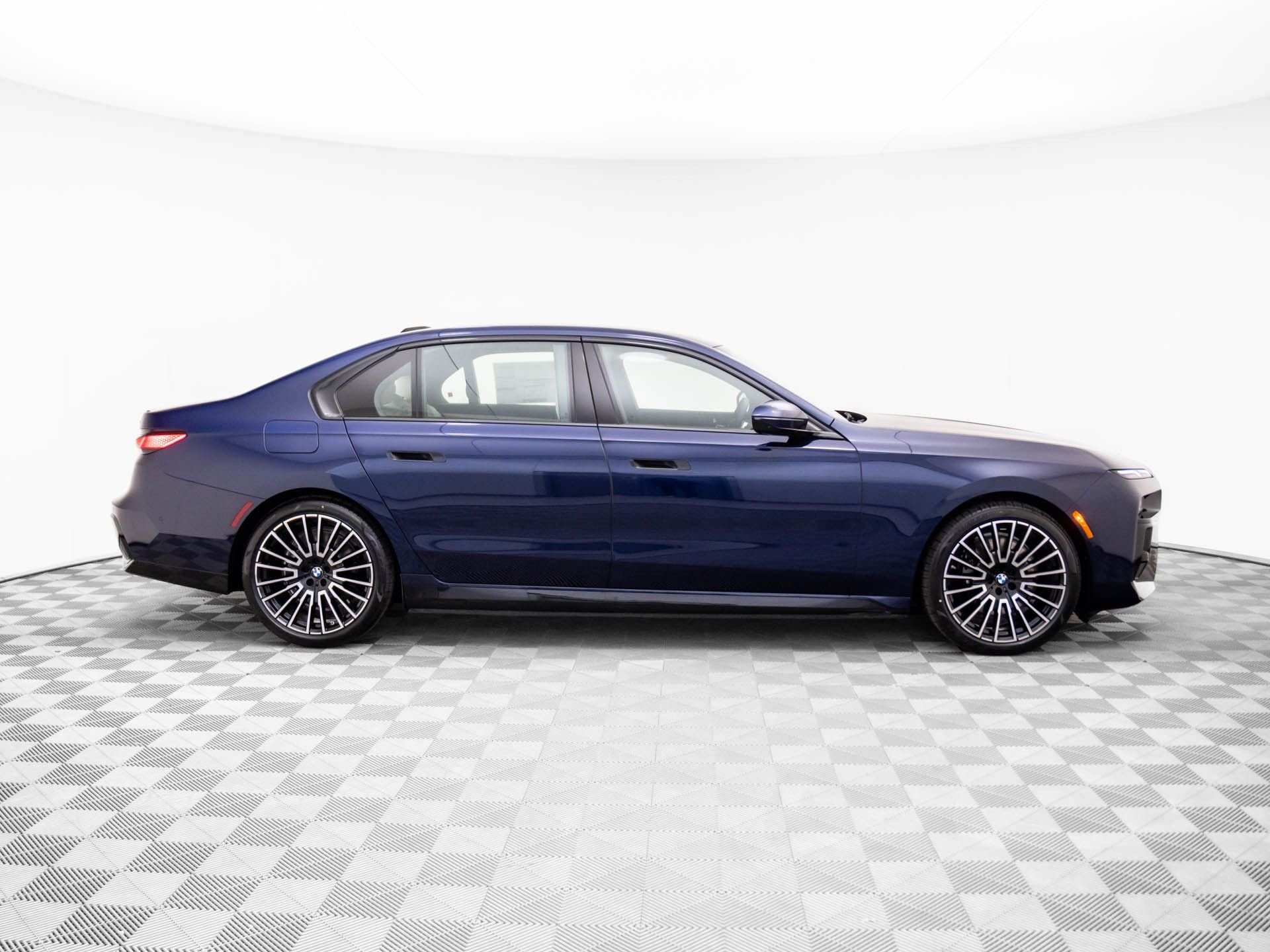 New 2026 Tanzanite Blue II Metallic BMW 750e xDrive image 8