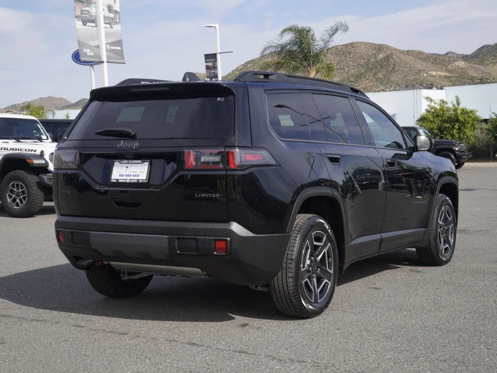 New 2026 Diamond Black Crystal Pearl-Coat Exterior Paint Jeep Limited image 3