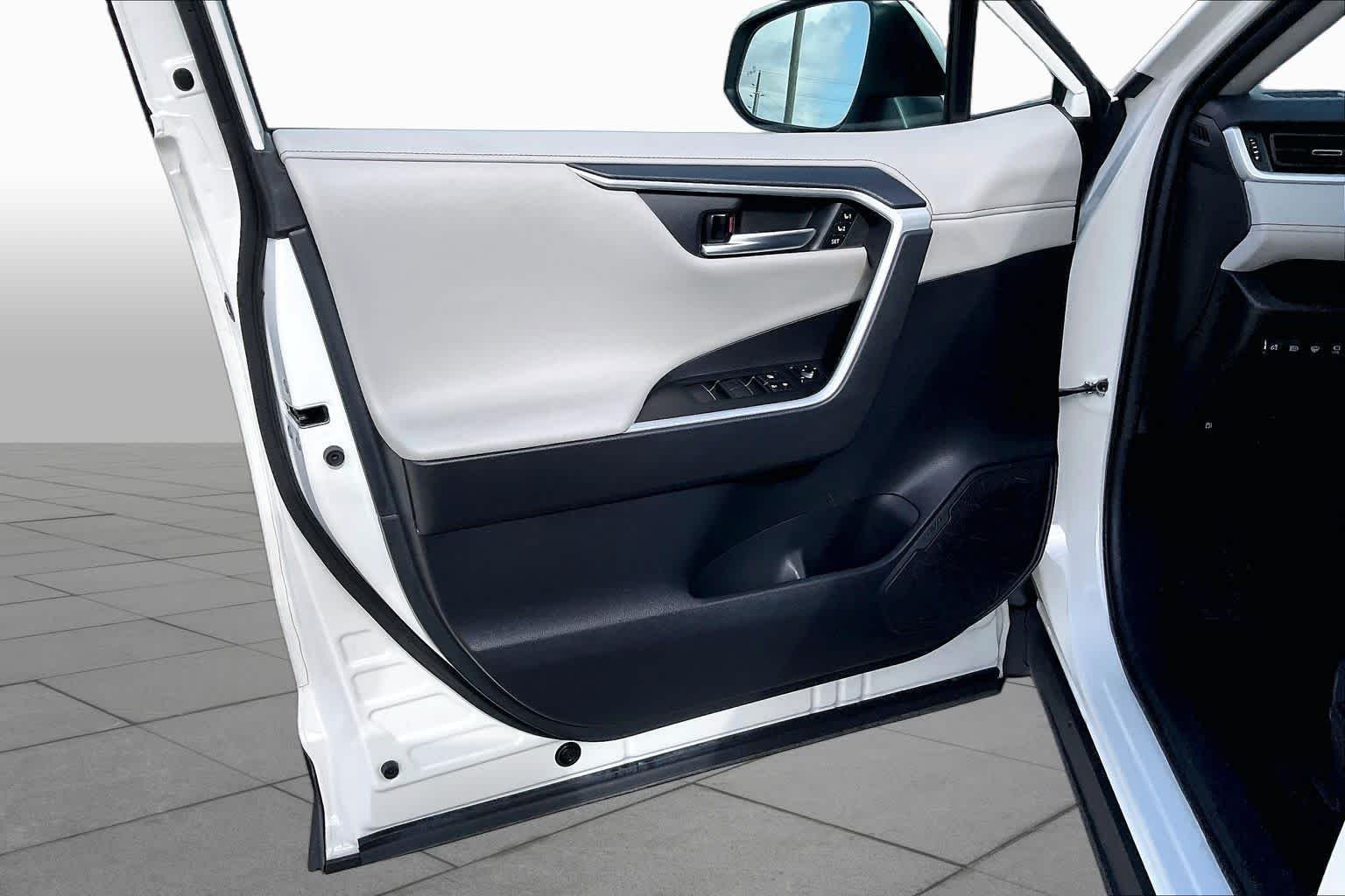 Used 2021 Blizzard Pearl Toyota Hybrid Limited image 22
