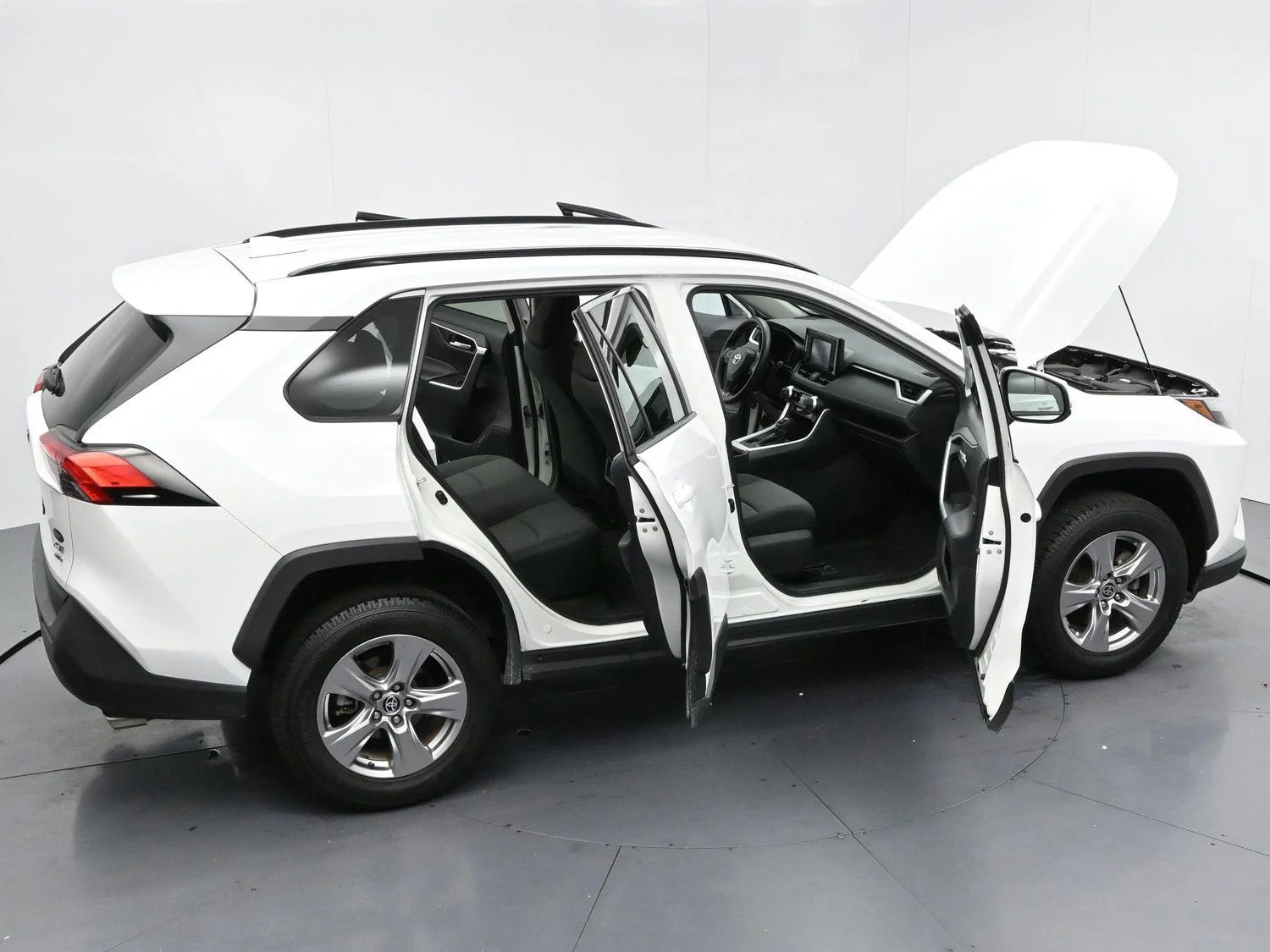 Used 2022 White Toyota XLE image 38
