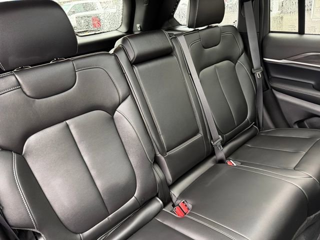 New 2025 Diamond Black Crystal Pearl-Coat Exterior Paint Jeep Limited image 21