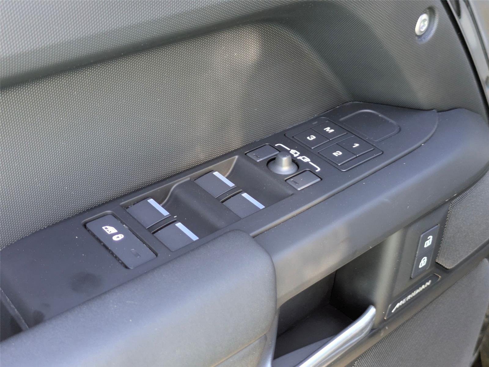 Used 2025  Land Rover S image 12