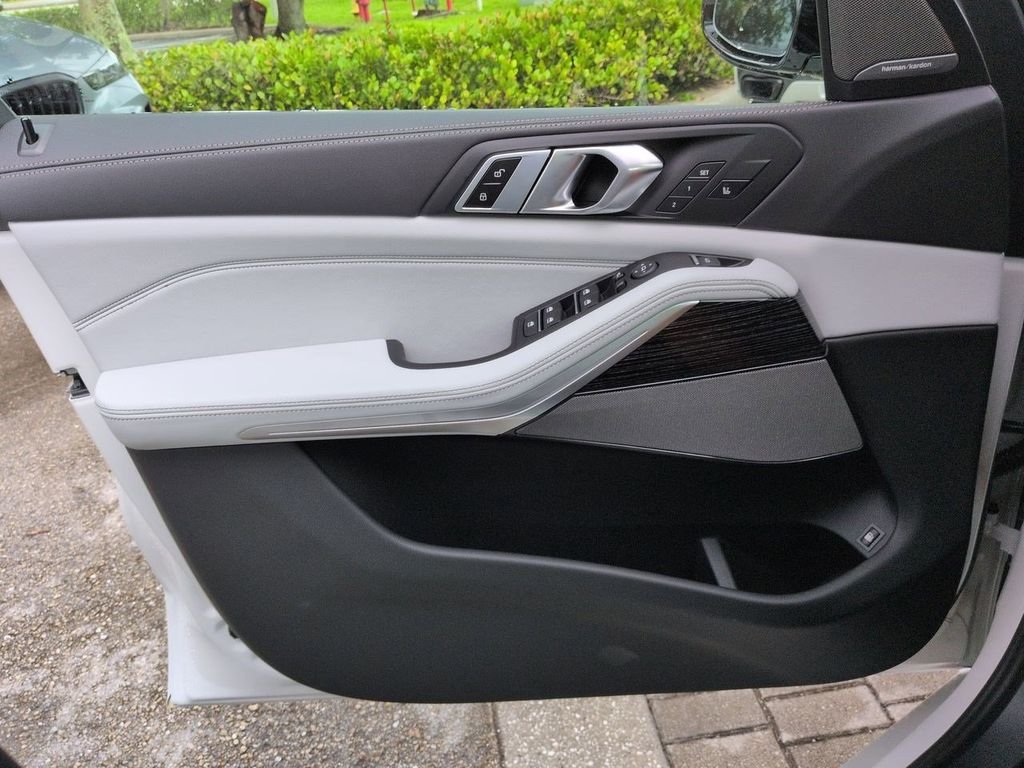 New 2026 Mineral White Metallic BMW xDrive50e image 31