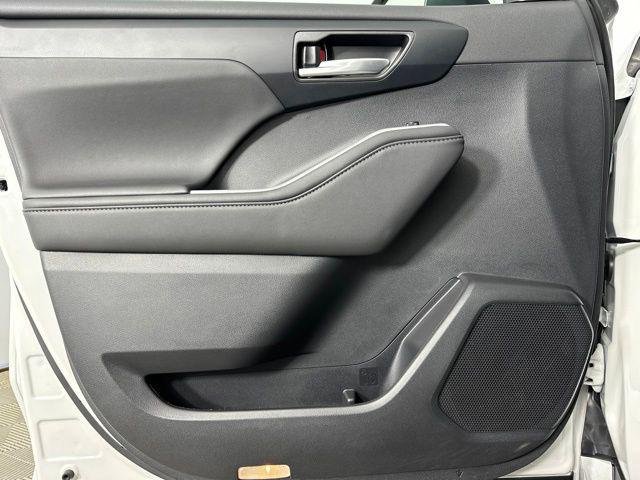 Certified Used 2026 WIND CHILL PEARL Toyota  image 25